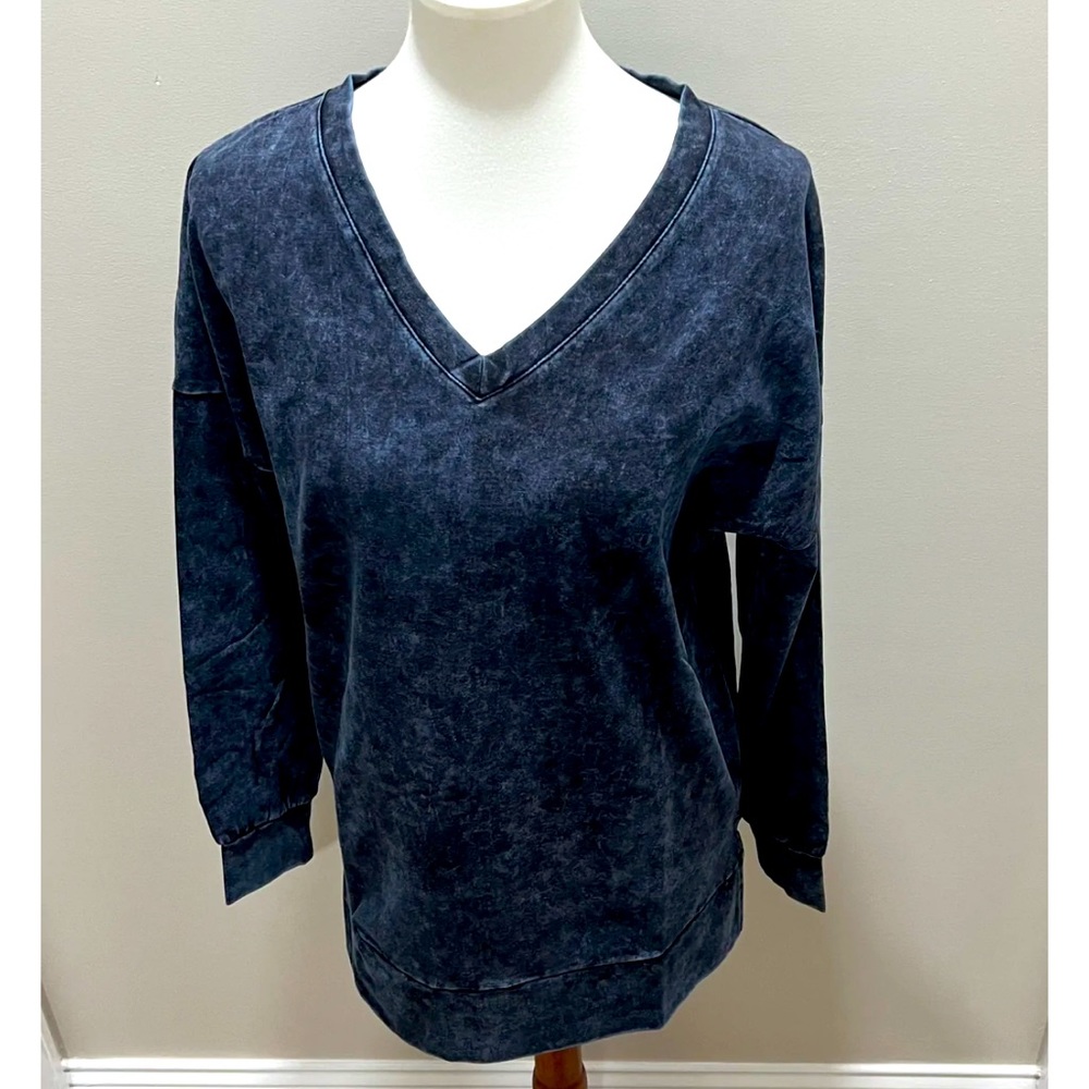 Blue/gray acid wash v-neck